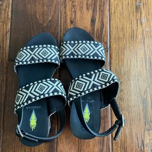 Volatile funky sandals